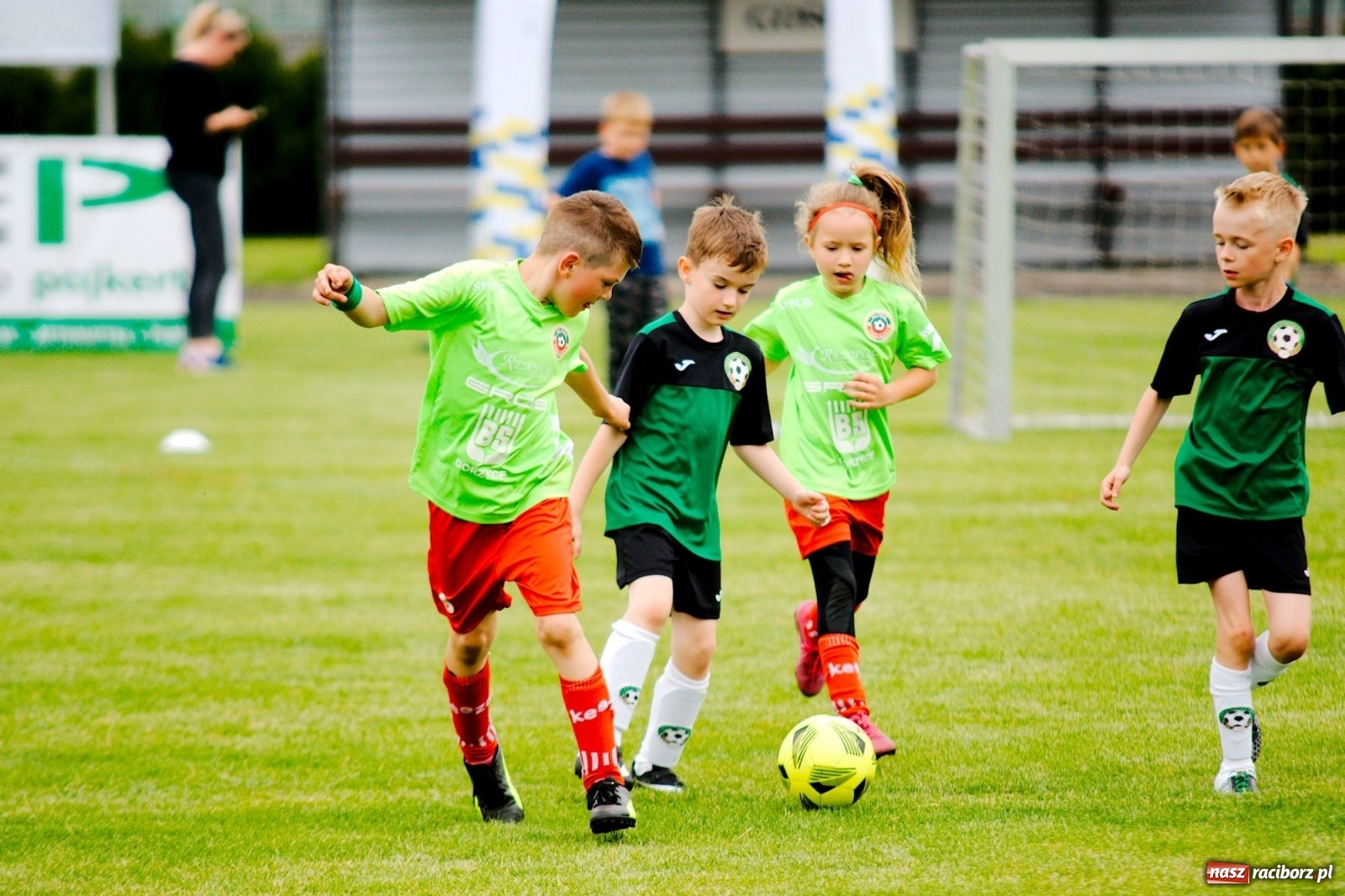 Zdjęcie w galerii na portalu naszraciborz.pl: Walka o każdą piłkę. Ruszyła IX edycja Tworków Cup [FOTO] wiadomości z regionu