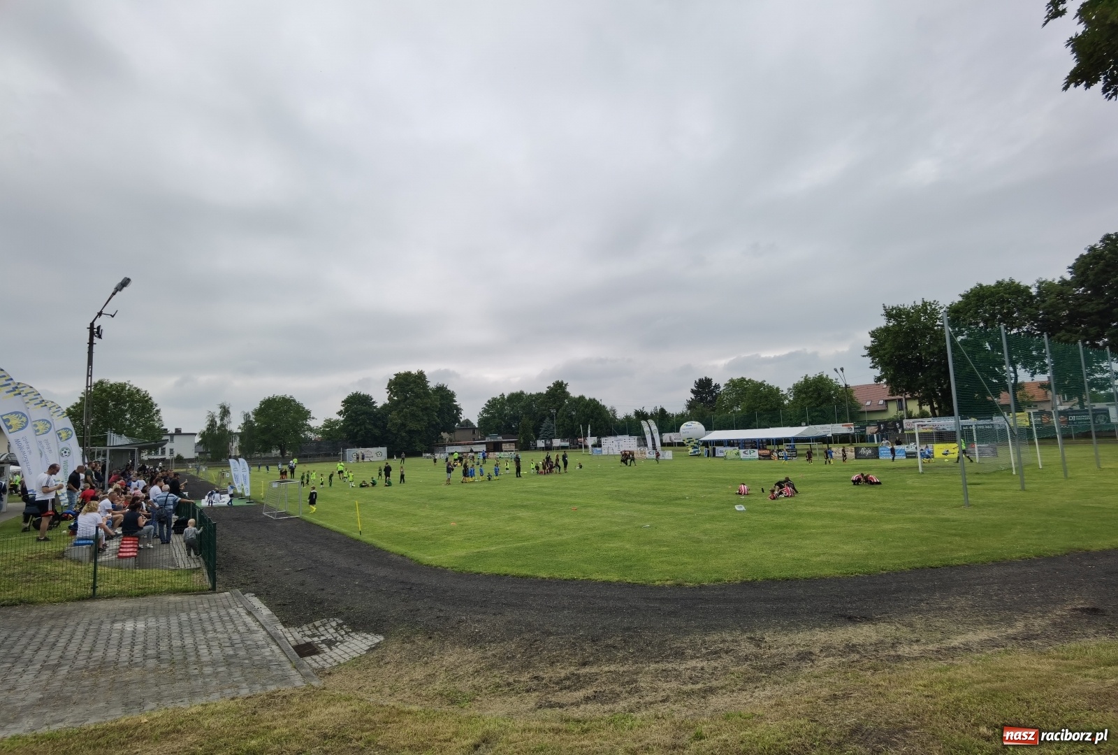 Zdjęcie w galerii na portalu naszraciborz.pl: Walka o każdą piłkę. Ruszyła IX edycja Tworków Cup [FOTO] wiadomości z regionu