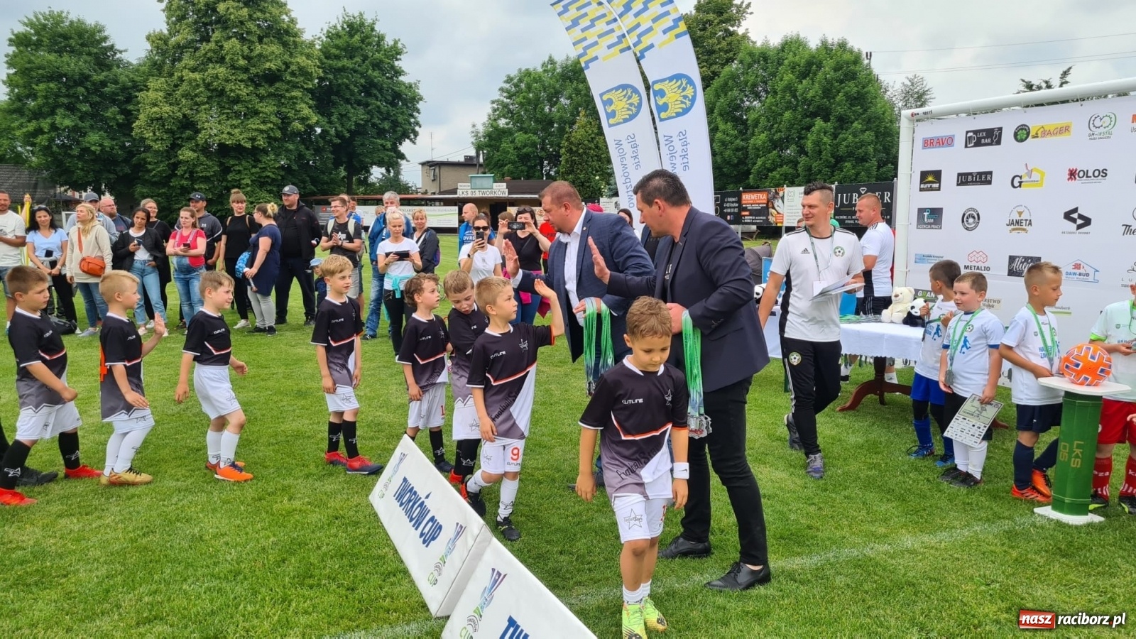 Zdjęcie w galerii na portalu naszraciborz.pl: Walka o każdą piłkę. Ruszyła IX edycja Tworków Cup [FOTO] wiadomości z regionu