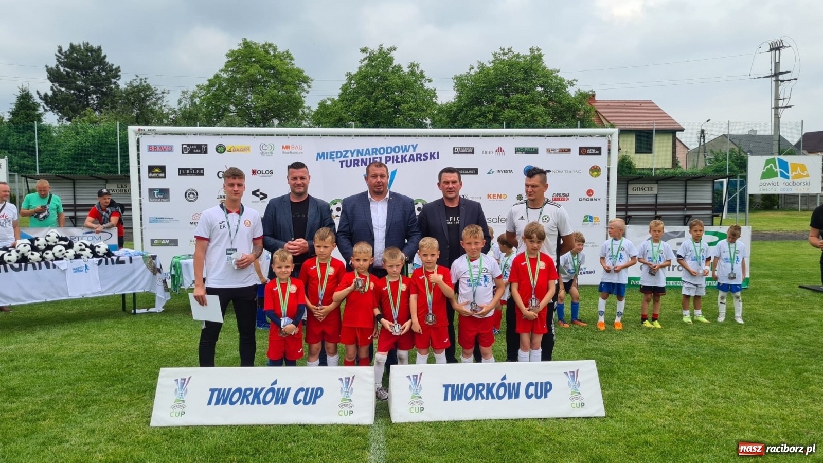 Zdjęcie w galerii na portalu naszraciborz.pl: Walka o każdą piłkę. Ruszyła IX edycja Tworków Cup [FOTO] wiadomości z regionu