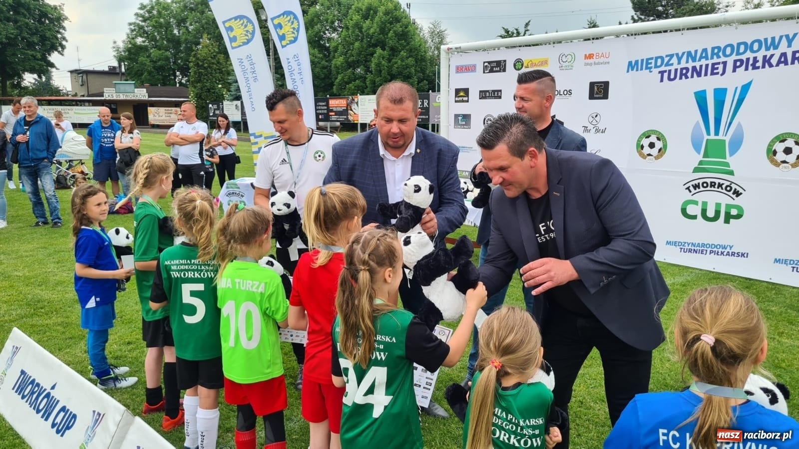 Zdjęcie w galerii na portalu naszraciborz.pl: Walka o każdą piłkę. Ruszyła IX edycja Tworków Cup [FOTO] wiadomości z regionu