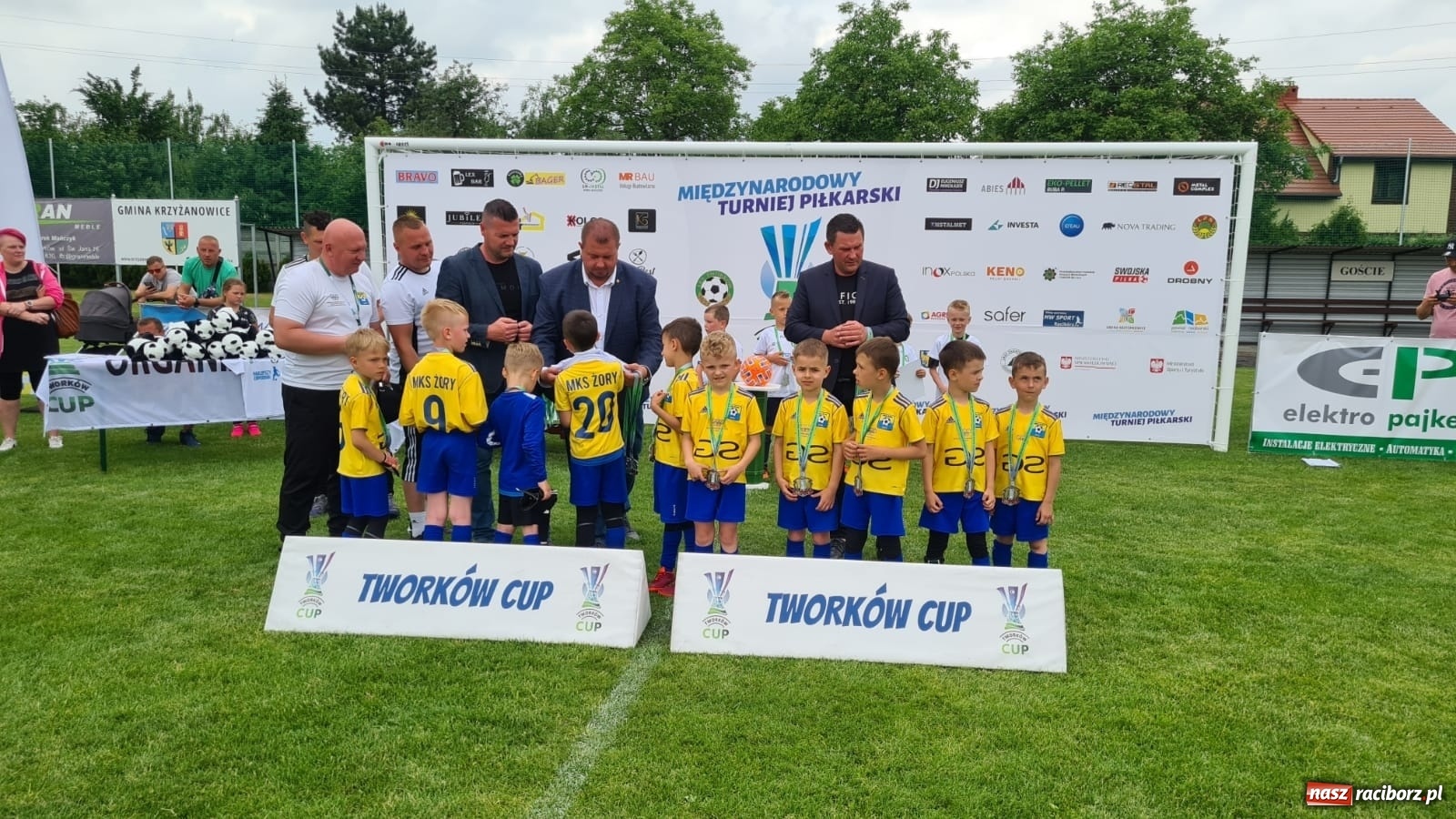 Zdjęcie w galerii na portalu naszraciborz.pl: Walka o każdą piłkę. Ruszyła IX edycja Tworków Cup [FOTO] wiadomości z regionu