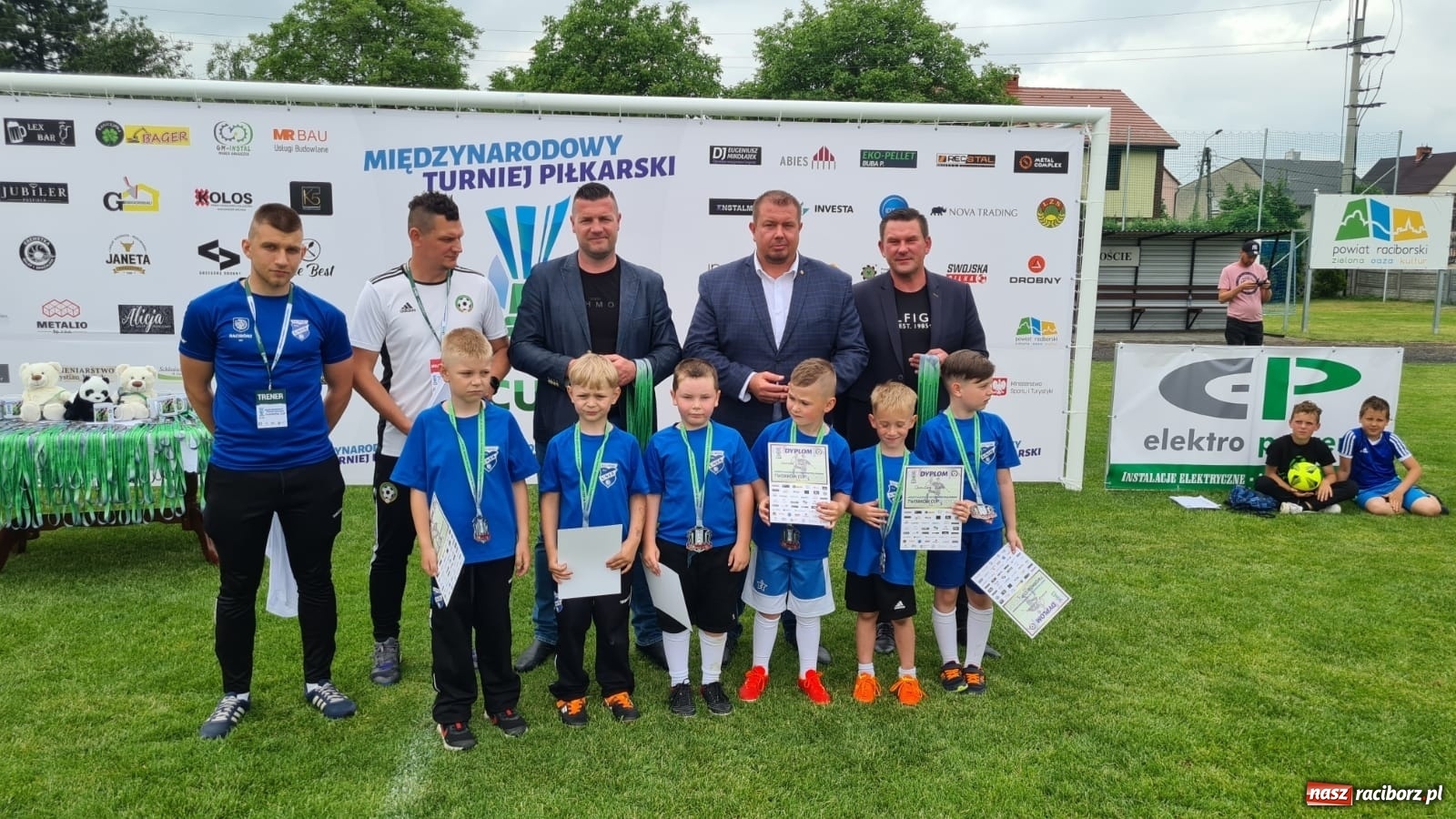 Zdjęcie w galerii na portalu naszraciborz.pl: Walka o każdą piłkę. Ruszyła IX edycja Tworków Cup [FOTO] wiadomości z regionu