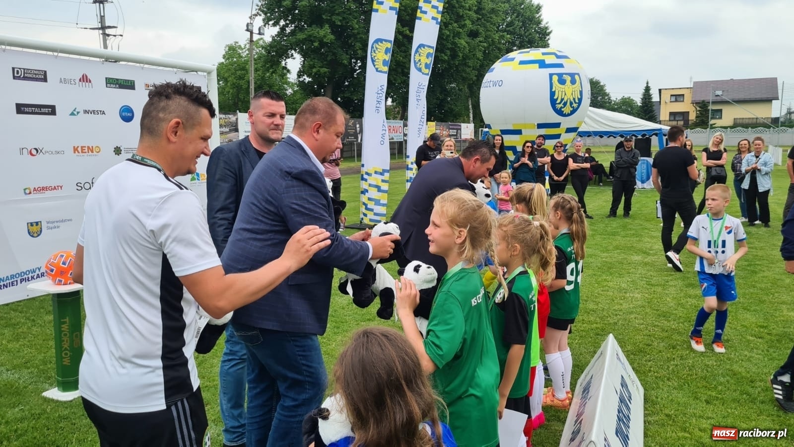 Zdjęcie w galerii na portalu naszraciborz.pl: Walka o każdą piłkę. Ruszyła IX edycja Tworków Cup [FOTO] wiadomości z regionu