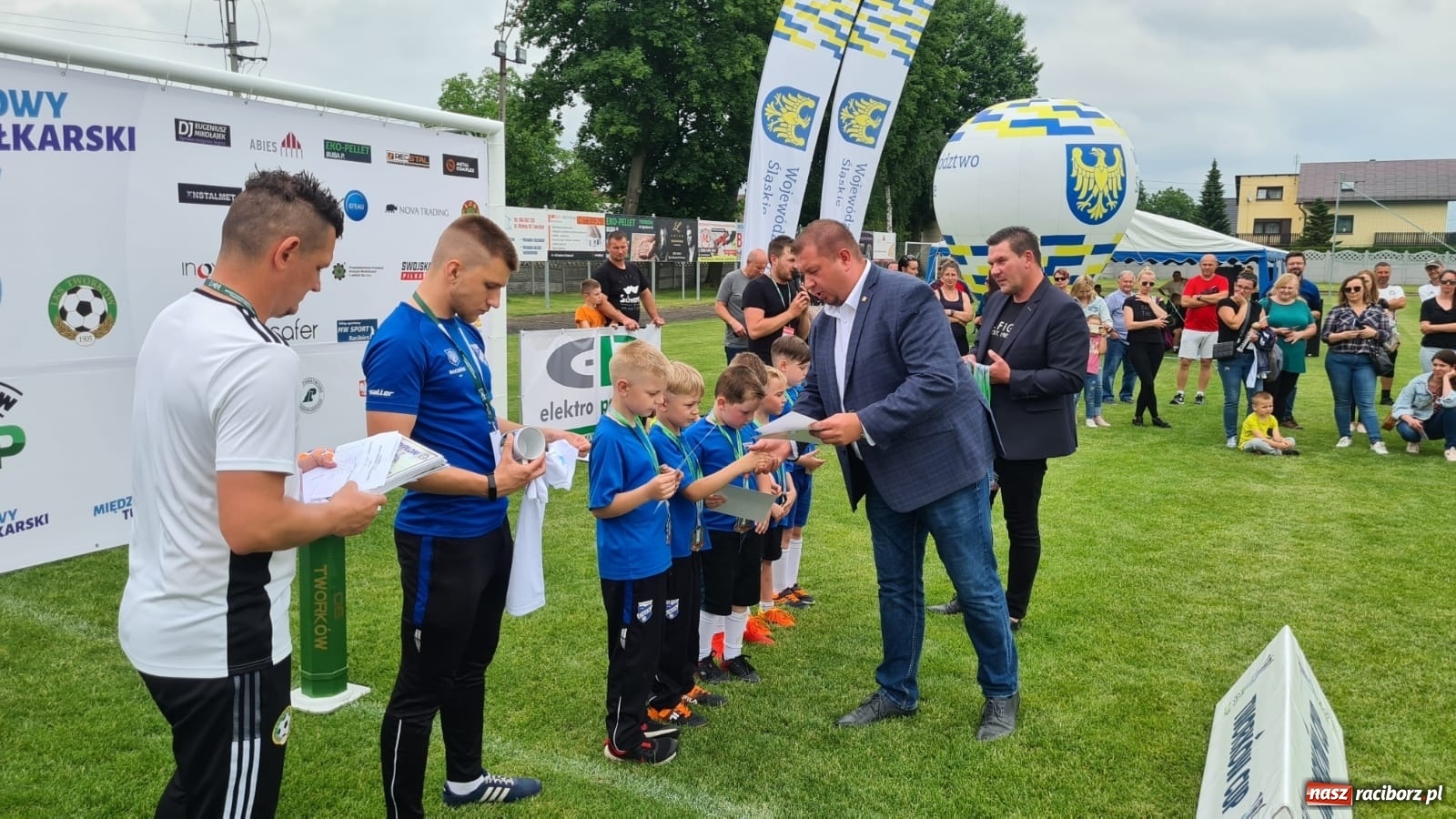 Zdjęcie w galerii na portalu naszraciborz.pl: Walka o każdą piłkę. Ruszyła IX edycja Tworków Cup [FOTO] wiadomości z regionu