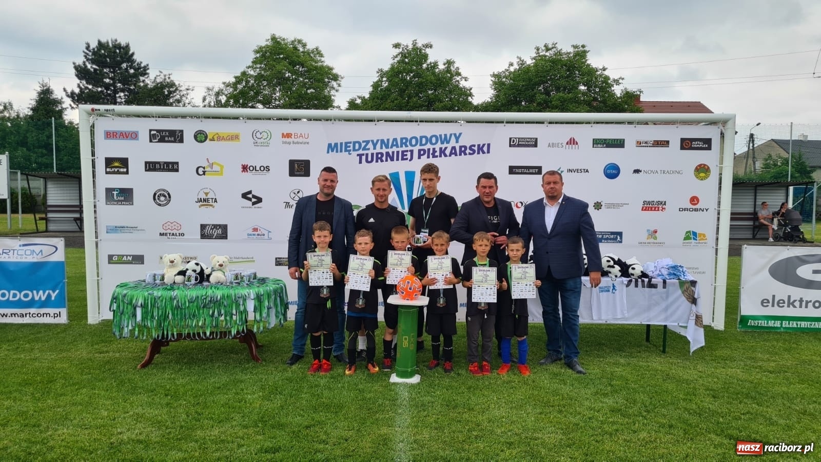 Zdjęcie w galerii na portalu naszraciborz.pl: Walka o każdą piłkę. Ruszyła IX edycja Tworków Cup [FOTO] wiadomości z regionu