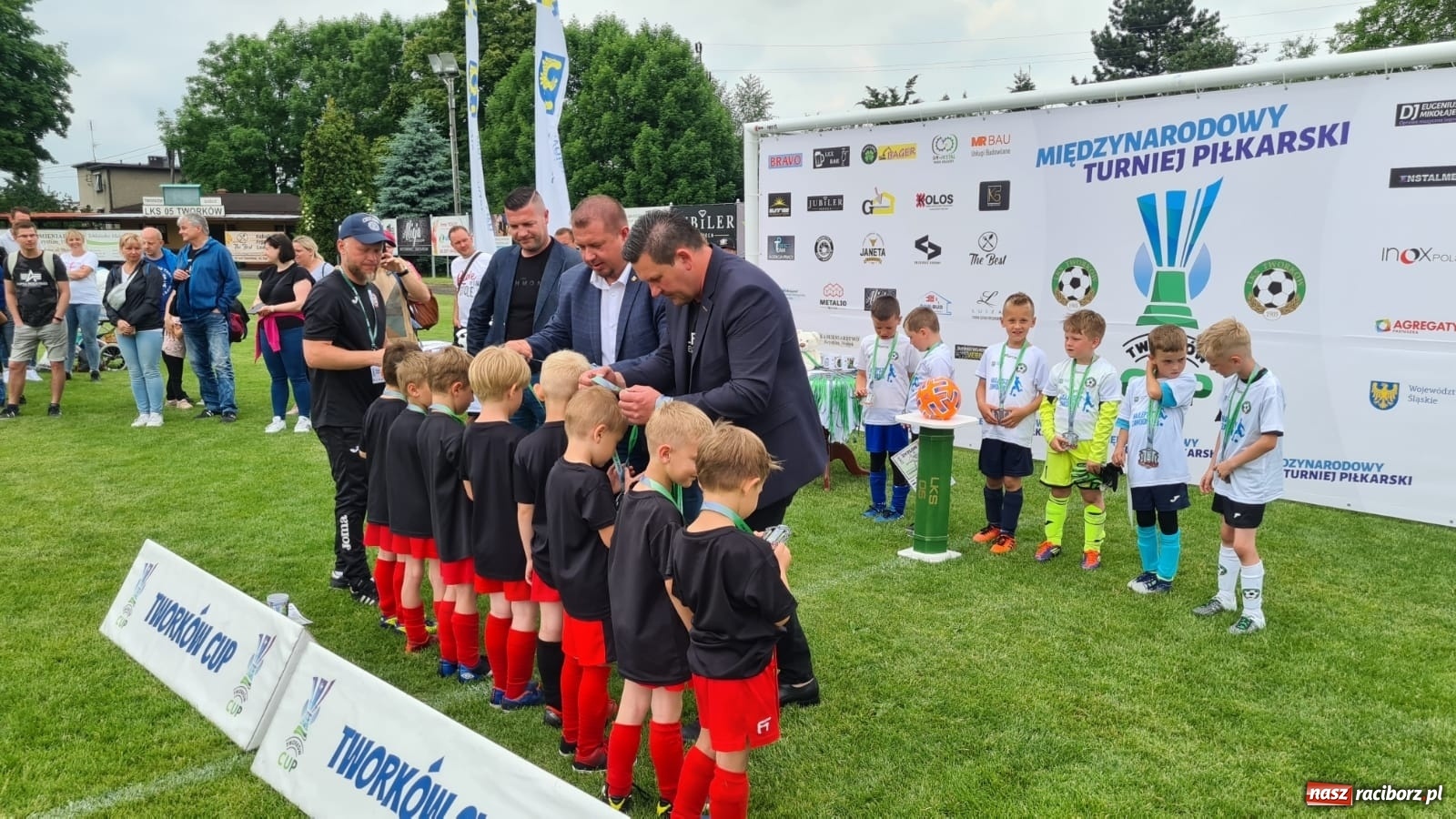 Zdjęcie w galerii na portalu naszraciborz.pl: Walka o każdą piłkę. Ruszyła IX edycja Tworków Cup [FOTO] wiadomości z regionu