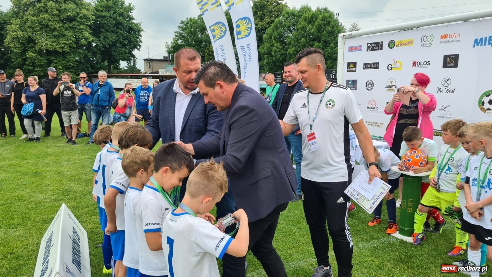 Zdjęcie w galerii na portalu naszraciborz.pl: Walka o każdą piłkę. Ruszyła IX edycja Tworków Cup [FOTO] wiadomości z regionu