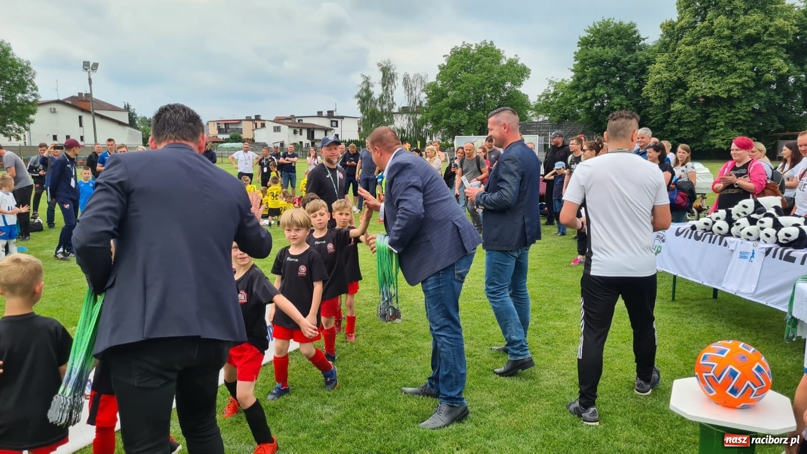 Zdjęcie w galerii na portalu naszraciborz.pl: Walka o każdą piłkę. Ruszyła IX edycja Tworków Cup [FOTO] wiadomości z regionu