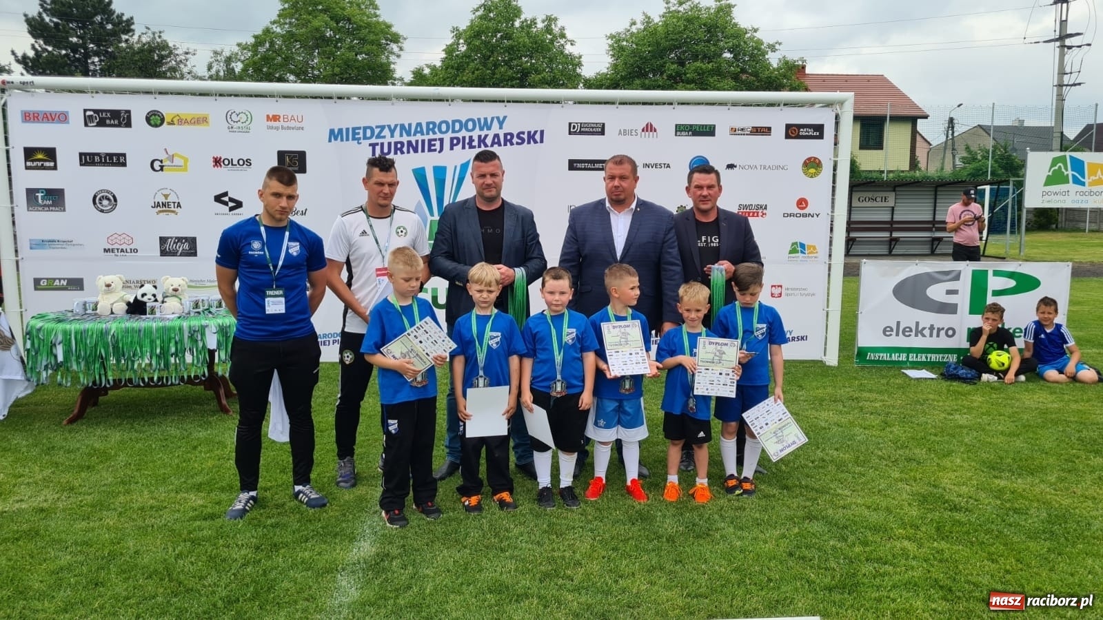 Zdjęcie w galerii na portalu naszraciborz.pl: Walka o każdą piłkę. Ruszyła IX edycja Tworków Cup [FOTO] wiadomości z regionu