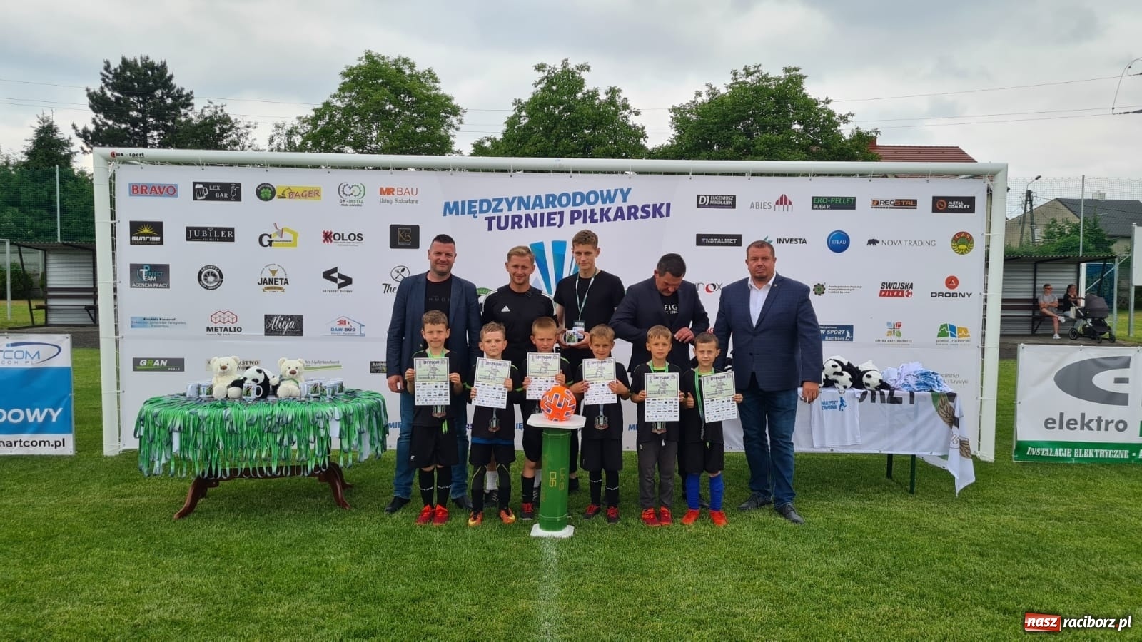 Zdjęcie w galerii na portalu naszraciborz.pl: Walka o każdą piłkę. Ruszyła IX edycja Tworków Cup [FOTO] wiadomości z regionu