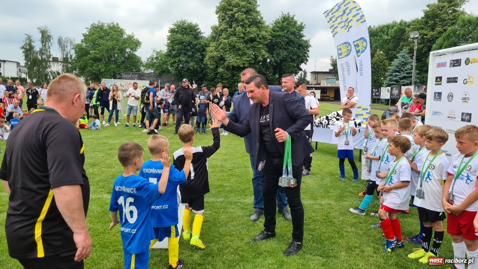 Zdjęcie w galerii na portalu naszraciborz.pl: Walka o każdą piłkę. Ruszyła IX edycja Tworków Cup [FOTO] wiadomości z regionu