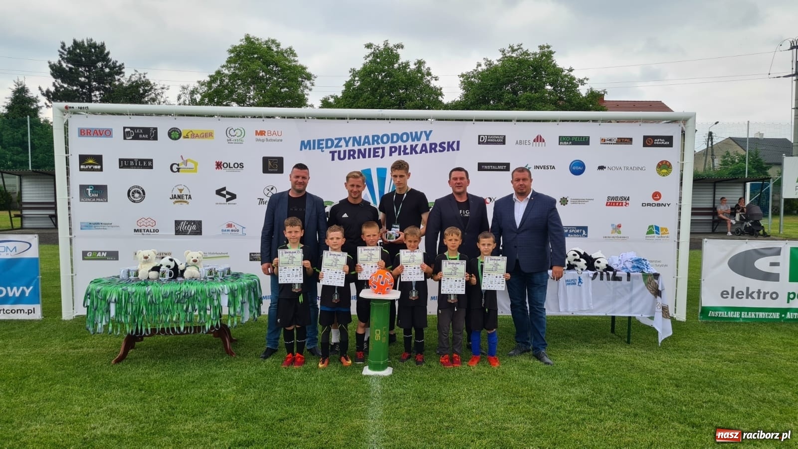 Zdjęcie w galerii na portalu naszraciborz.pl: Walka o każdą piłkę. Ruszyła IX edycja Tworków Cup [FOTO] wiadomości z regionu