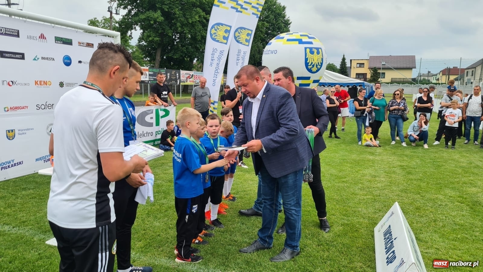 Zdjęcie w galerii na portalu naszraciborz.pl: Walka o każdą piłkę. Ruszyła IX edycja Tworków Cup [FOTO] wiadomości z regionu