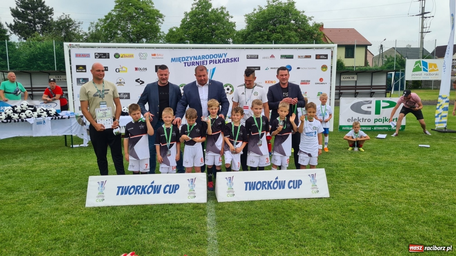 Zdjęcie w galerii na portalu naszraciborz.pl: Walka o każdą piłkę. Ruszyła IX edycja Tworków Cup [FOTO] wiadomości z regionu