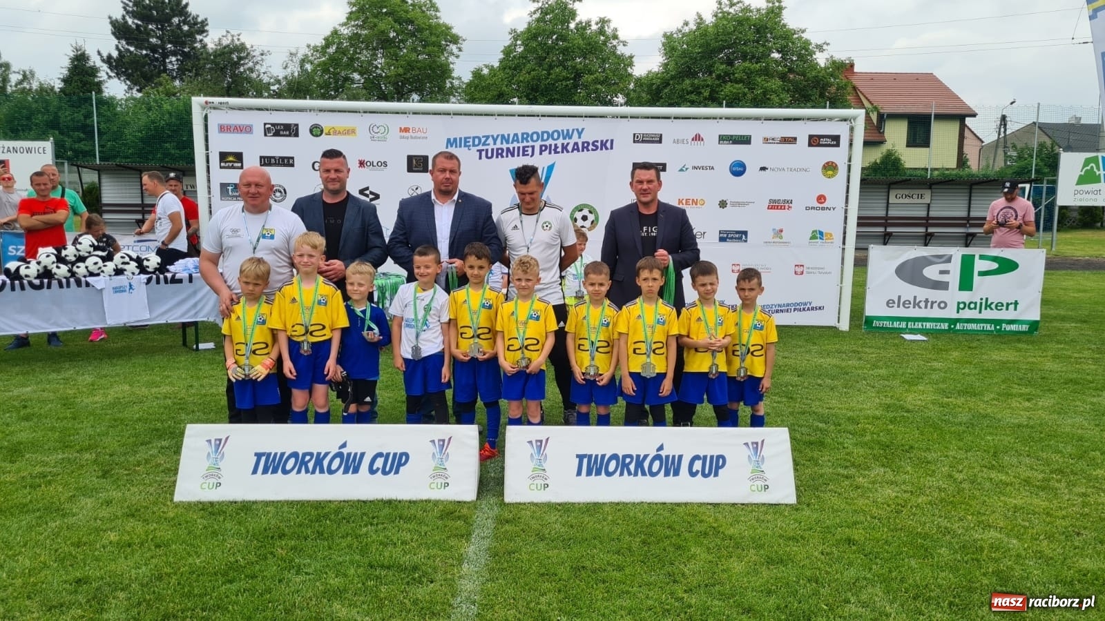 Zdjęcie w galerii na portalu naszraciborz.pl: Walka o każdą piłkę. Ruszyła IX edycja Tworków Cup [FOTO] wiadomości z regionu