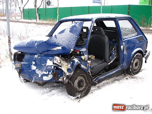 Zdjęcie w galerii na portalu naszraciborz.pl: Zderzenie malucha ze skodą w Nędzy wiadomości z regionu