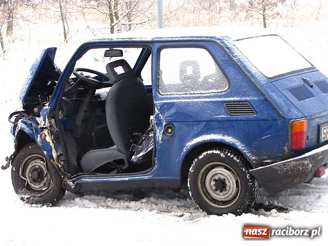 Zdjęcie w galerii na portalu naszraciborz.pl: Zderzenie malucha ze skodą w Nędzy wiadomości z regionu