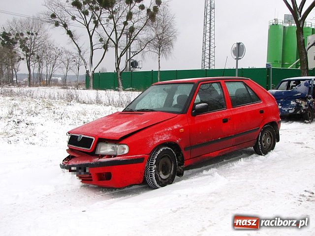 Zdjęcie w galerii na portalu naszraciborz.pl: Zderzenie malucha ze skodą w Nędzy wiadomości z regionu