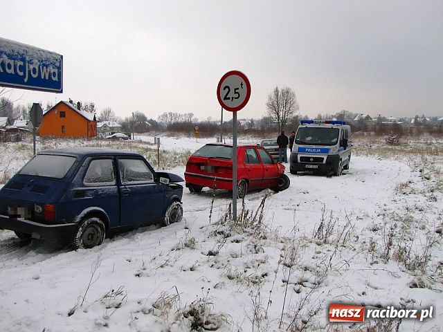 Zdjęcie w galerii na portalu naszraciborz.pl: Zderzenie malucha ze skodą w Nędzy wiadomości z regionu