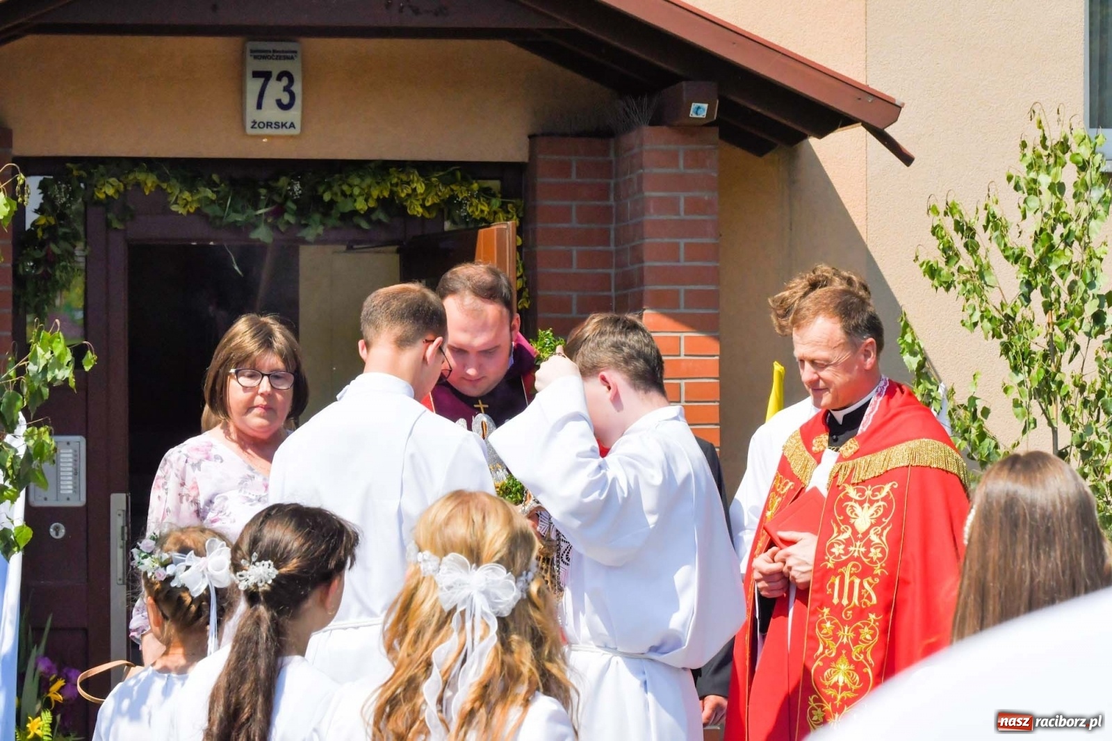 Zdjęcie w galerii na portalu naszraciborz.pl: Jednym Bóg daje koloratkę, innym awans do I ligi. Prymicje księdza Wojciecha Hejczyka z Matki Bożej wiadomości z regionu