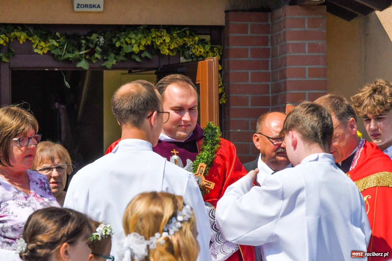 Zdjęcie w galerii na portalu naszraciborz.pl: Jednym Bóg daje koloratkę, innym awans do I ligi. Prymicje księdza Wojciecha Hejczyka z Matki Bożej wiadomości z regionu