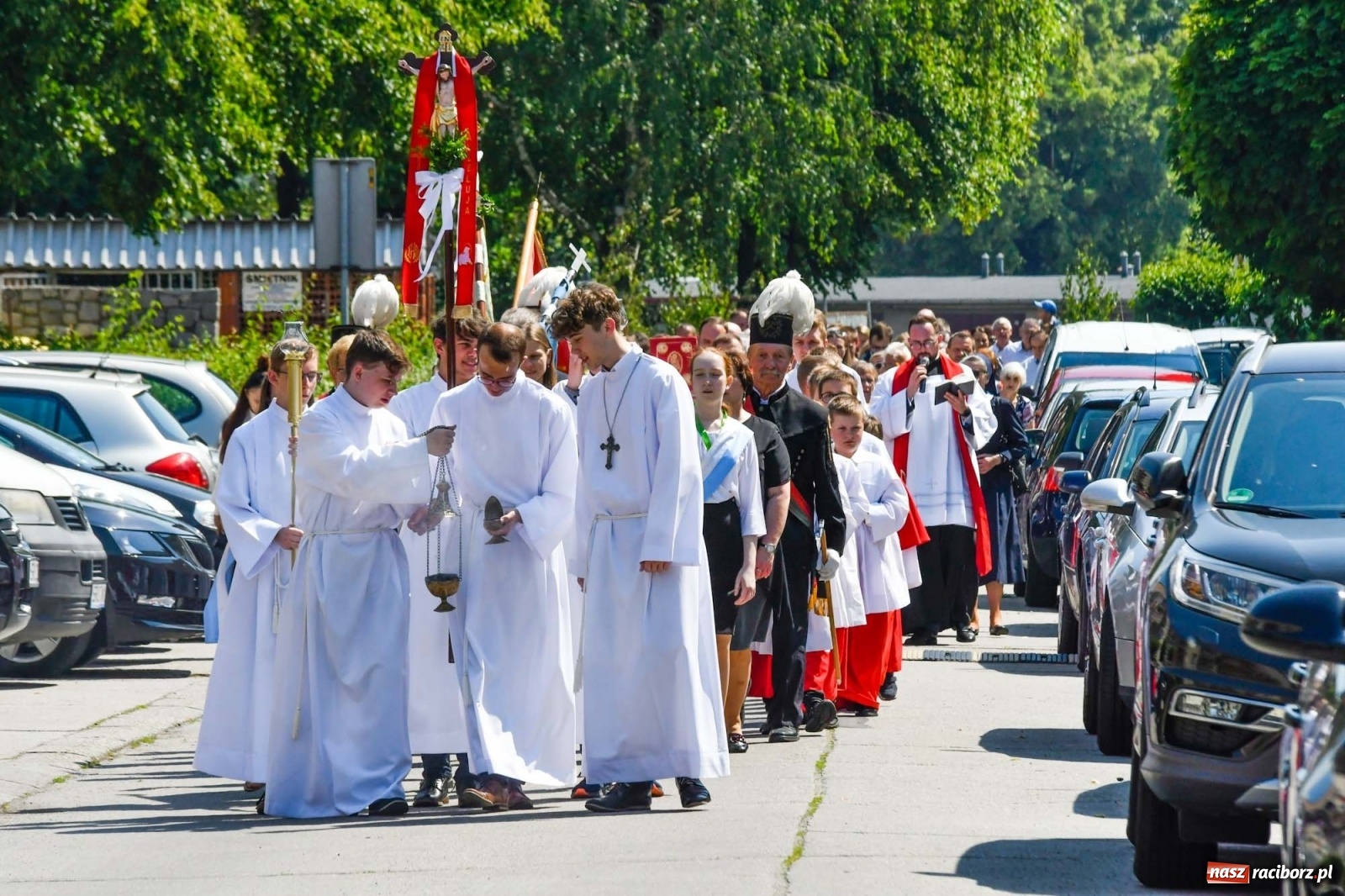 Zdjęcie w galerii na portalu naszraciborz.pl: Jednym Bóg daje koloratkę, innym awans do I ligi. Prymicje księdza Wojciecha Hejczyka z Matki Bożej wiadomości z regionu