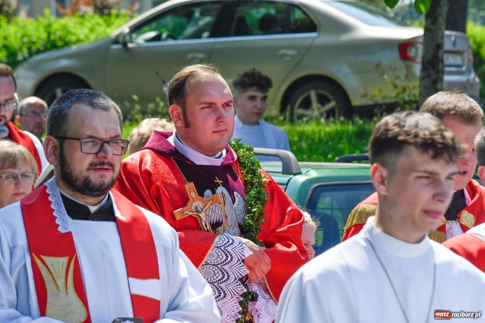 Zdjęcie w galerii na portalu naszraciborz.pl: Jednym Bóg daje koloratkę, innym awans do I ligi. Prymicje księdza Wojciecha Hejczyka z Matki Bożej wiadomości z regionu