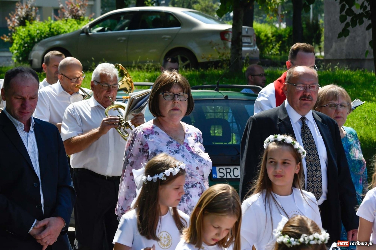 Zdjęcie w galerii na portalu naszraciborz.pl: Jednym Bóg daje koloratkę, innym awans do I ligi. Prymicje księdza Wojciecha Hejczyka z Matki Bożej wiadomości z regionu