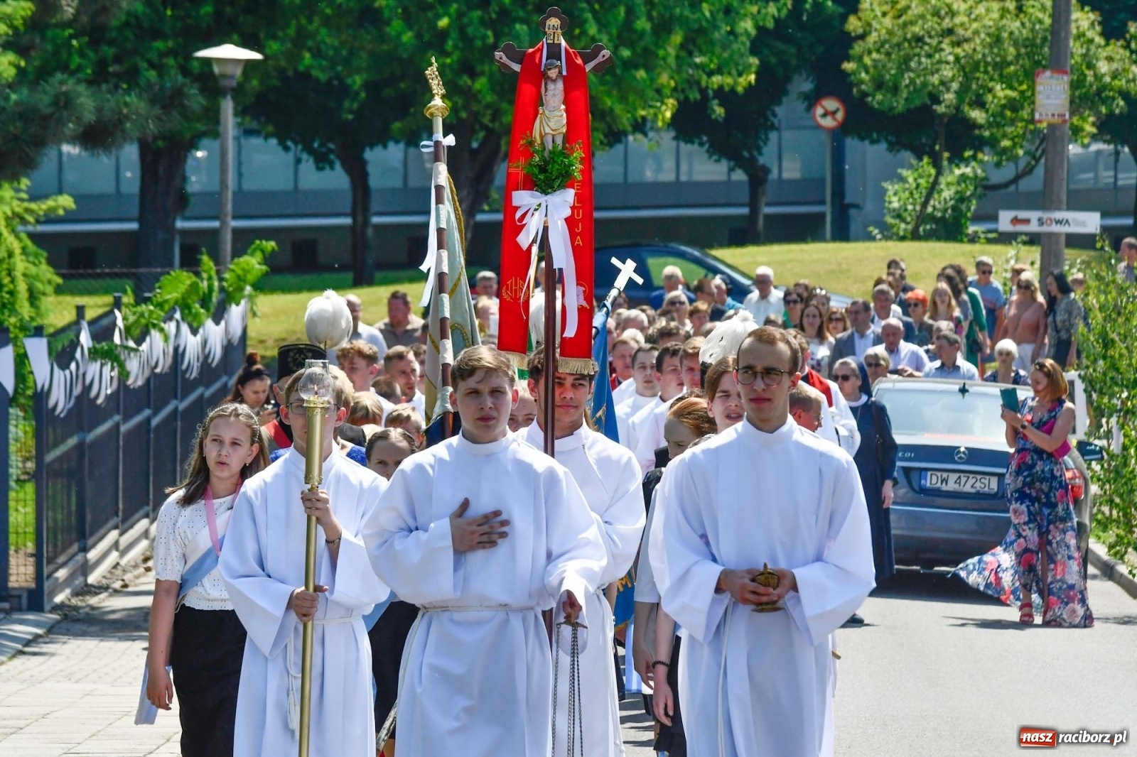 Zdjęcie w galerii na portalu naszraciborz.pl: Jednym Bóg daje koloratkę, innym awans do I ligi. Prymicje księdza Wojciecha Hejczyka z Matki Bożej wiadomości z regionu