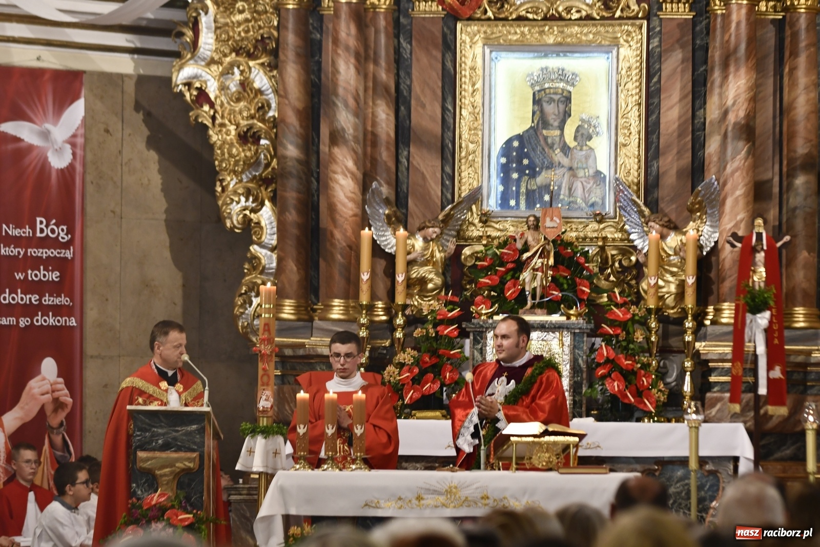 Zdjęcie w galerii na portalu naszraciborz.pl: Jednym Bóg daje koloratkę, innym awans do I ligi. Prymicje księdza Wojciecha Hejczyka z Matki Bożej wiadomości z regionu