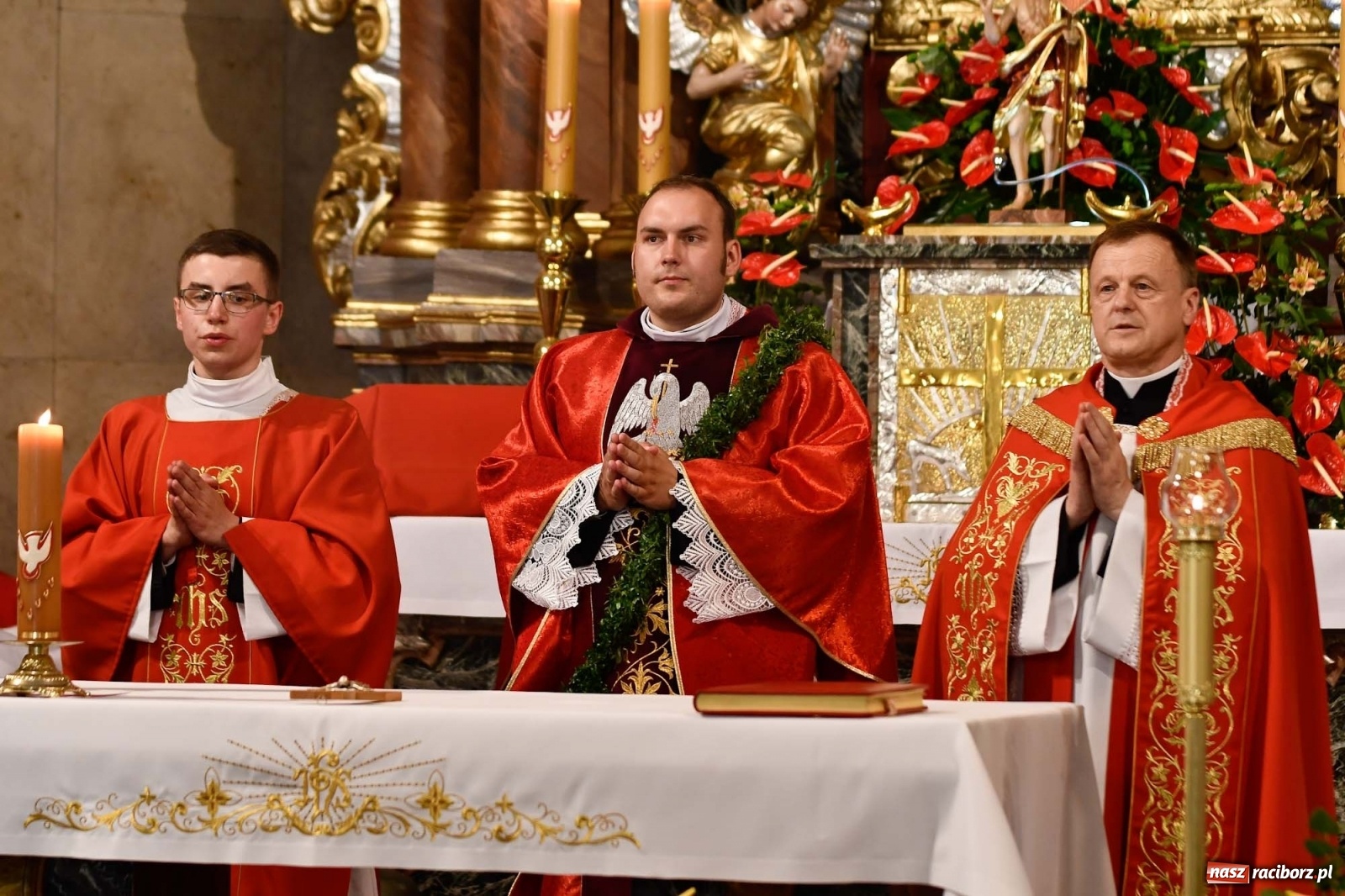 Zdjęcie w galerii na portalu naszraciborz.pl: Jednym Bóg daje koloratkę, innym awans do I ligi. Prymicje księdza Wojciecha Hejczyka z Matki Bożej wiadomości z regionu