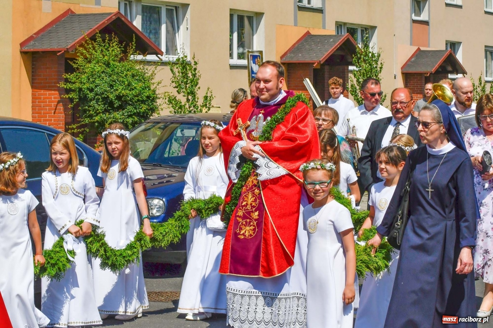 Zdjęcie w galerii na portalu naszraciborz.pl: Jednym Bóg daje koloratkę, innym awans do I ligi. Prymicje księdza Wojciecha Hejczyka z Matki Bożej wiadomości z regionu