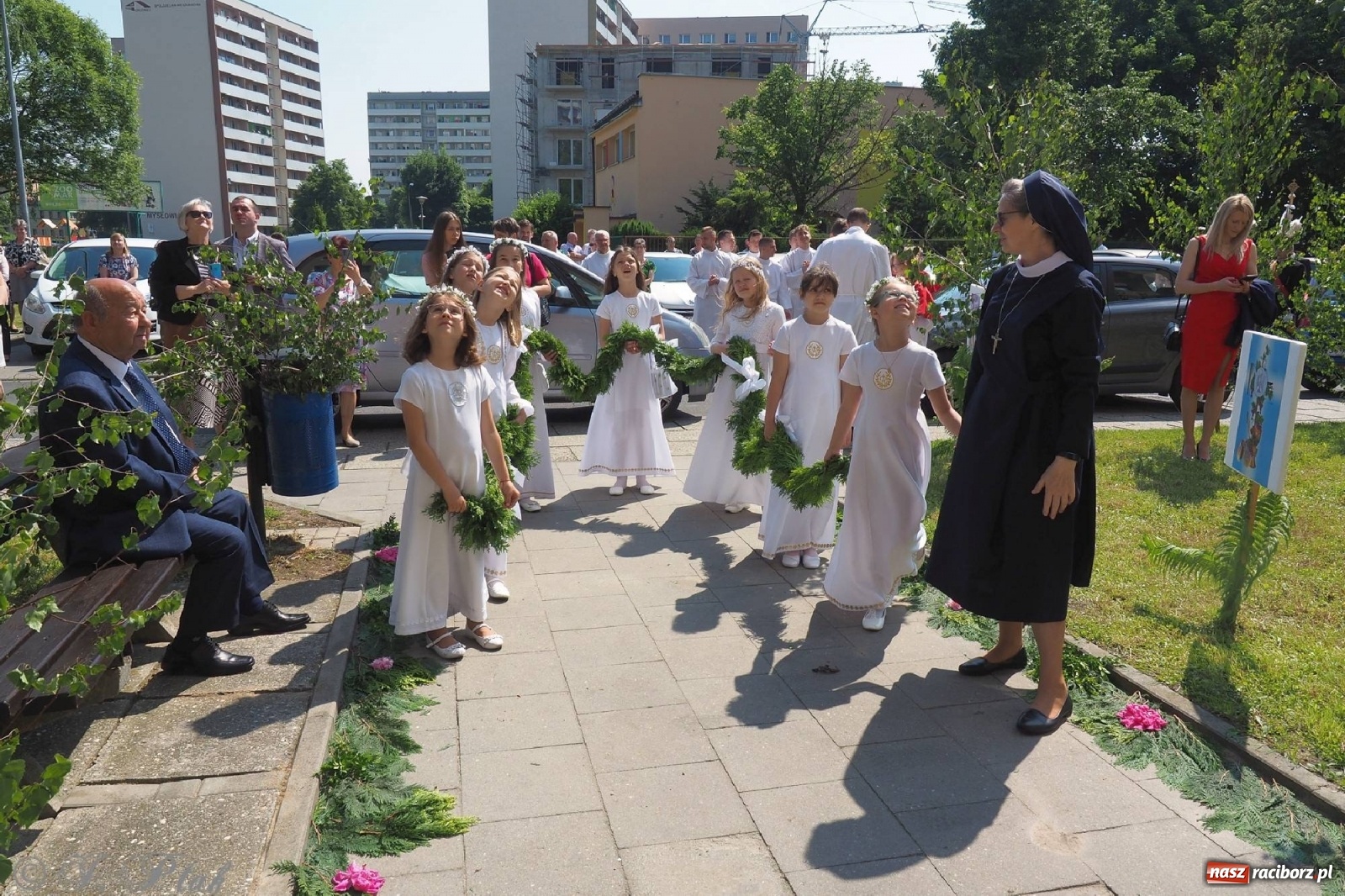 Zdjęcie w galerii na portalu naszraciborz.pl: Jednym Bóg daje koloratkę, innym awans do I ligi. Prymicje księdza Wojciecha Hejczyka z Matki Bożej wiadomości z regionu