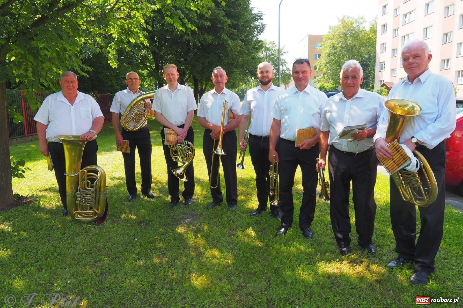 Zdjęcie w galerii na portalu naszraciborz.pl: Jednym Bóg daje koloratkę, innym awans do I ligi. Prymicje księdza Wojciecha Hejczyka z Matki Bożej wiadomości z regionu
