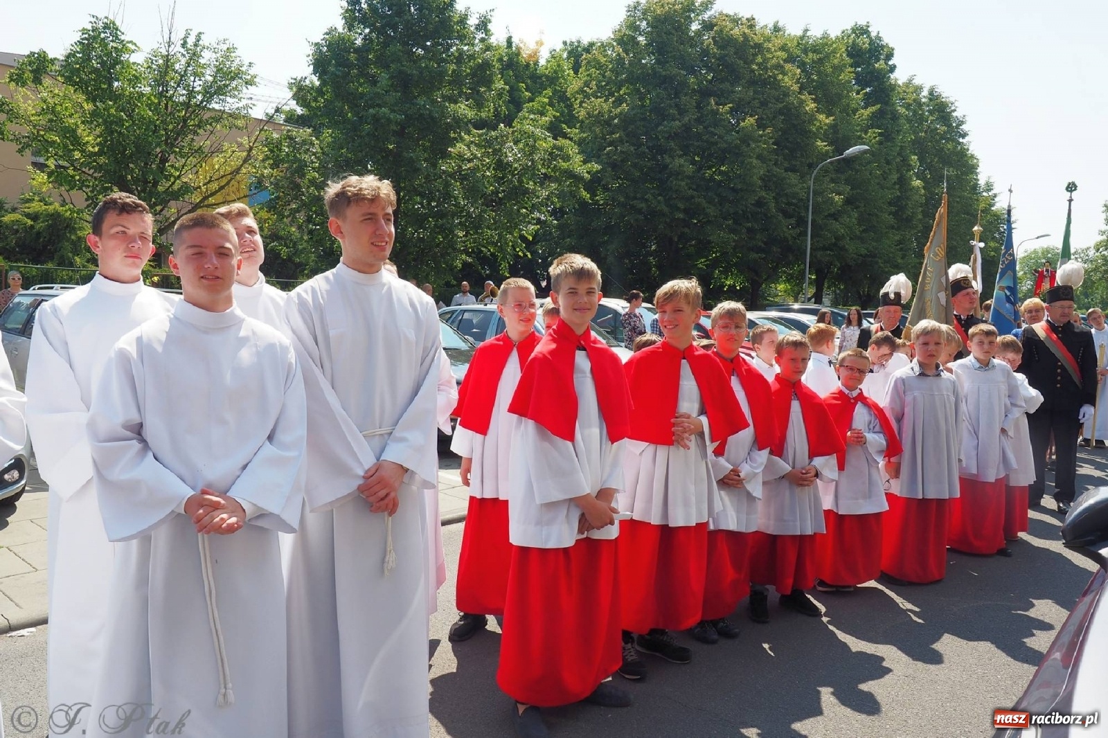 Zdjęcie w galerii na portalu naszraciborz.pl: Jednym Bóg daje koloratkę, innym awans do I ligi. Prymicje księdza Wojciecha Hejczyka z Matki Bożej wiadomości z regionu