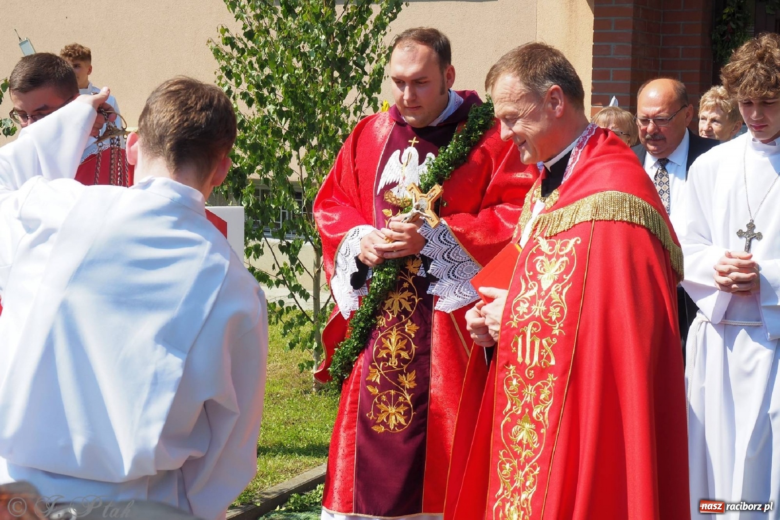 Zdjęcie w galerii na portalu naszraciborz.pl: Jednym Bóg daje koloratkę, innym awans do I ligi. Prymicje księdza Wojciecha Hejczyka z Matki Bożej wiadomości z regionu