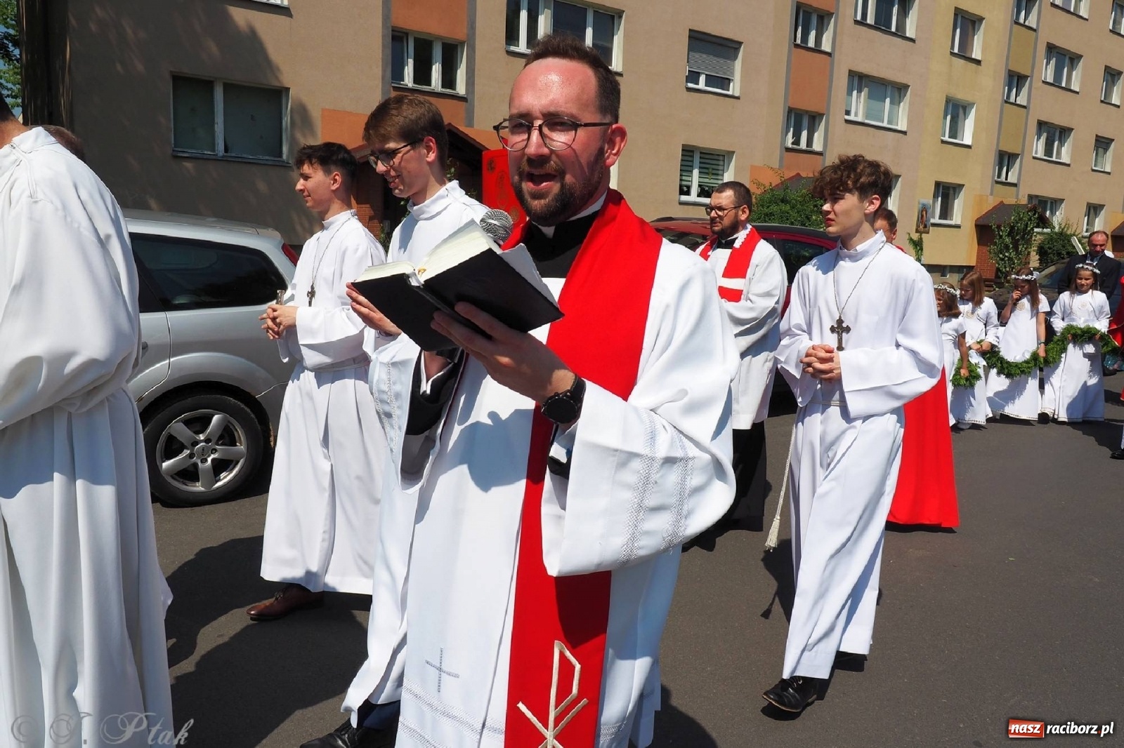 Zdjęcie w galerii na portalu naszraciborz.pl: Jednym Bóg daje koloratkę, innym awans do I ligi. Prymicje księdza Wojciecha Hejczyka z Matki Bożej wiadomości z regionu