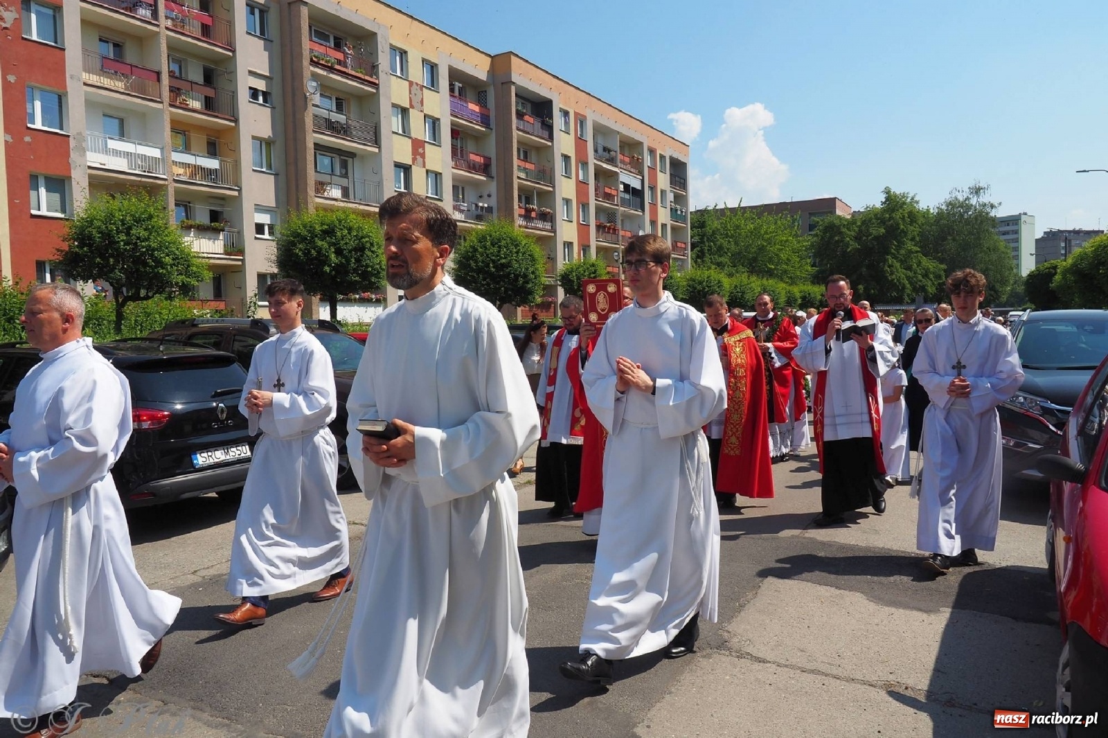 Zdjęcie w galerii na portalu naszraciborz.pl: Jednym Bóg daje koloratkę, innym awans do I ligi. Prymicje księdza Wojciecha Hejczyka z Matki Bożej wiadomości z regionu