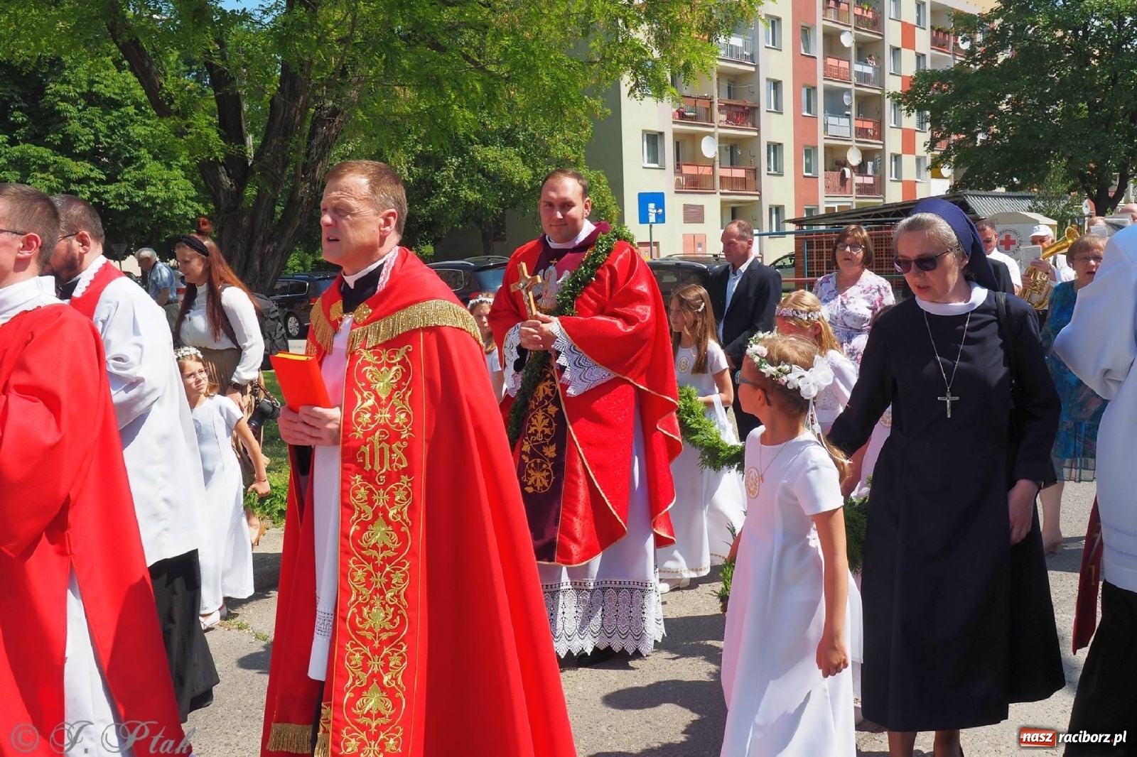 Zdjęcie w galerii na portalu naszraciborz.pl: Jednym Bóg daje koloratkę, innym awans do I ligi. Prymicje księdza Wojciecha Hejczyka z Matki Bożej wiadomości z regionu