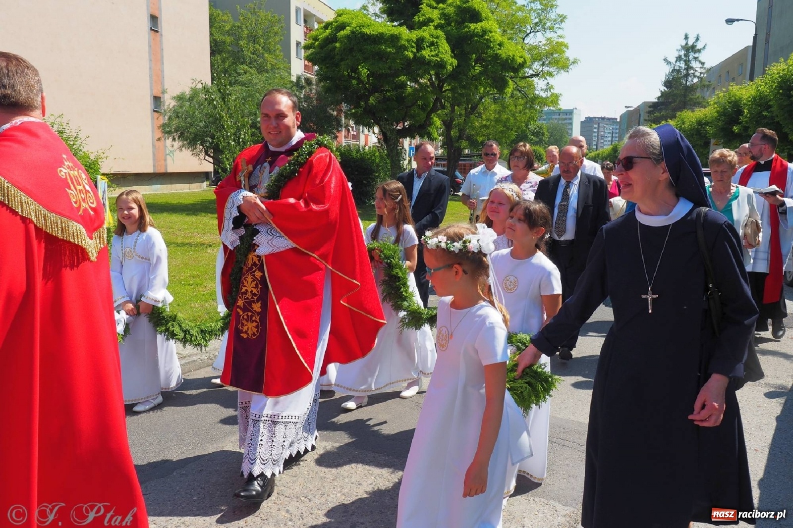 Zdjęcie w galerii na portalu naszraciborz.pl: Jednym Bóg daje koloratkę, innym awans do I ligi. Prymicje księdza Wojciecha Hejczyka z Matki Bożej wiadomości z regionu