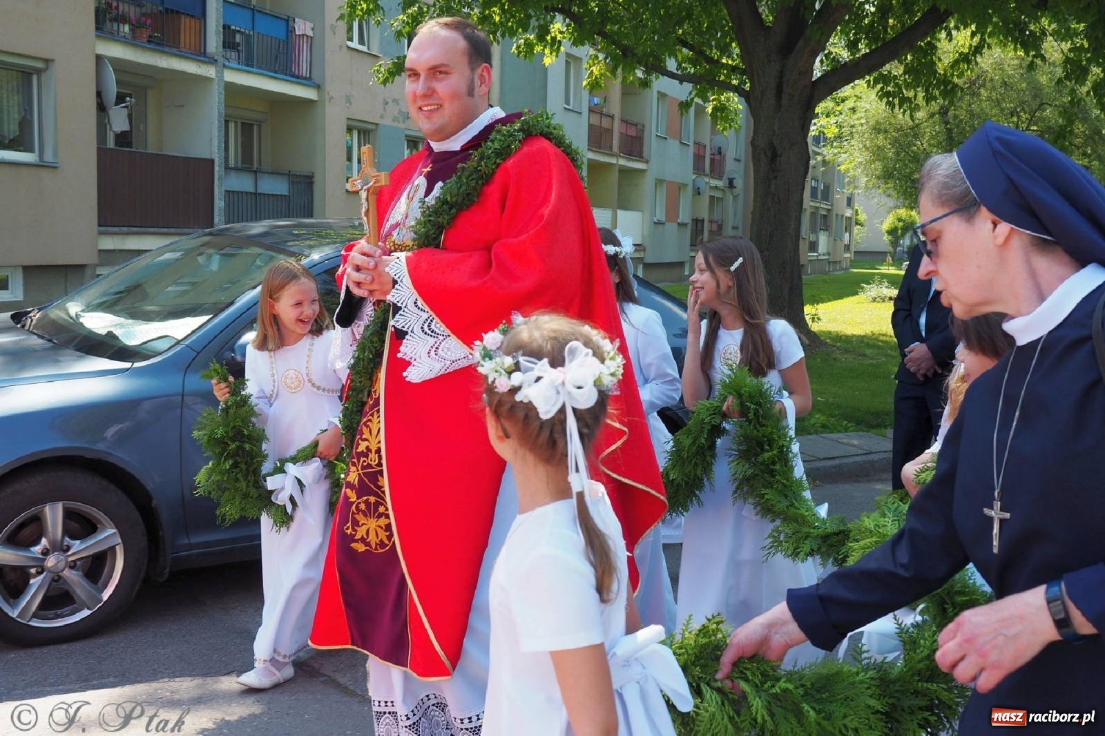 Zdjęcie w galerii na portalu naszraciborz.pl: Jednym Bóg daje koloratkę, innym awans do I ligi. Prymicje księdza Wojciecha Hejczyka z Matki Bożej wiadomości z regionu
