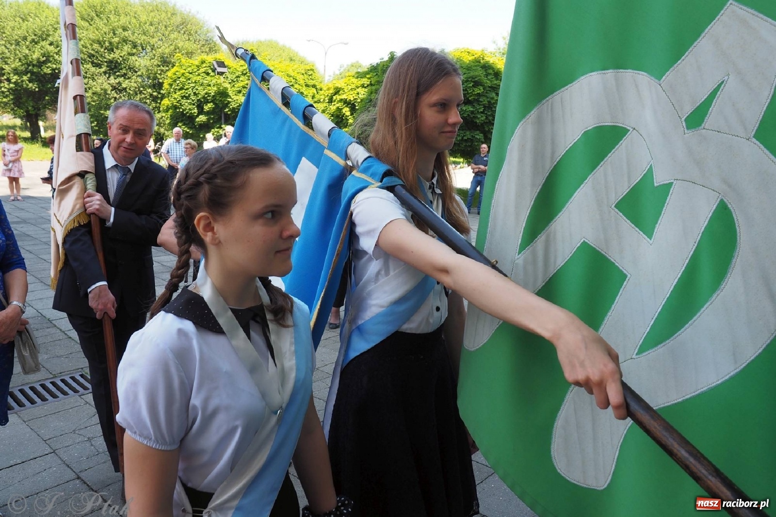 Zdjęcie w galerii na portalu naszraciborz.pl: Jednym Bóg daje koloratkę, innym awans do I ligi. Prymicje księdza Wojciecha Hejczyka z Matki Bożej wiadomości z regionu