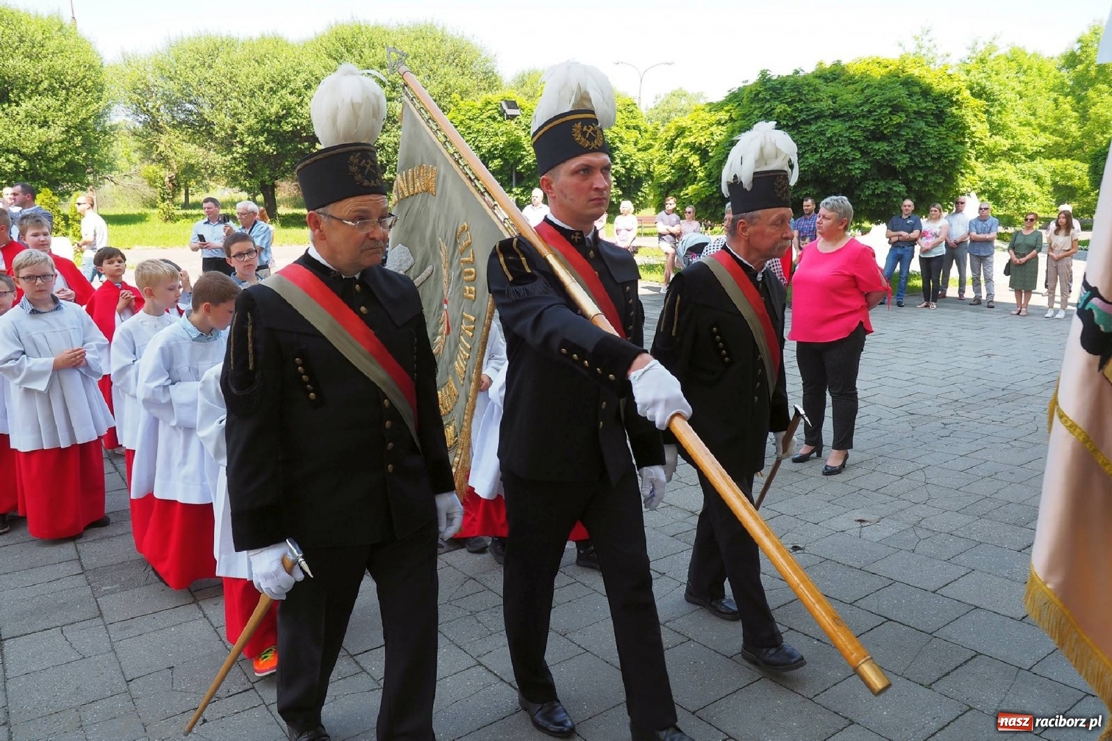 Zdjęcie w galerii na portalu naszraciborz.pl: Jednym Bóg daje koloratkę, innym awans do I ligi. Prymicje księdza Wojciecha Hejczyka z Matki Bożej wiadomości z regionu