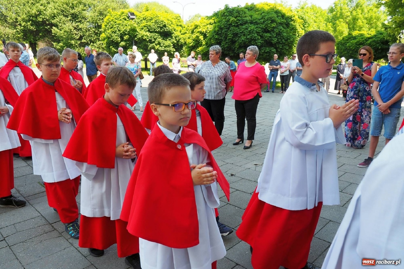 Zdjęcie w galerii na portalu naszraciborz.pl: Jednym Bóg daje koloratkę, innym awans do I ligi. Prymicje księdza Wojciecha Hejczyka z Matki Bożej wiadomości z regionu