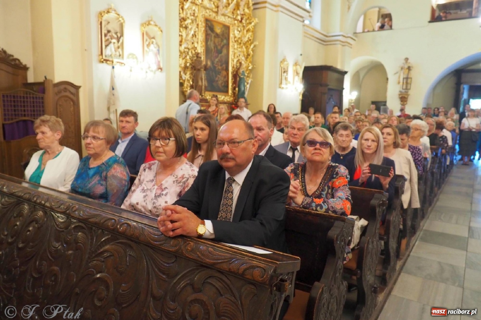 Zdjęcie w galerii na portalu naszraciborz.pl: Jednym Bóg daje koloratkę, innym awans do I ligi. Prymicje księdza Wojciecha Hejczyka z Matki Bożej wiadomości z regionu