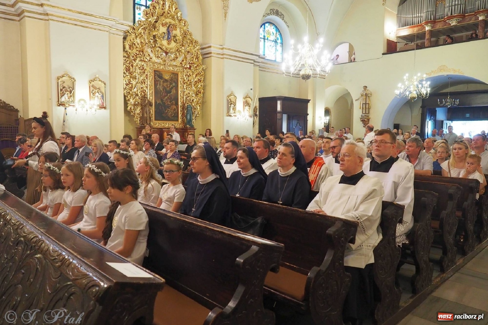 Zdjęcie w galerii na portalu naszraciborz.pl: Jednym Bóg daje koloratkę, innym awans do I ligi. Prymicje księdza Wojciecha Hejczyka z Matki Bożej wiadomości z regionu