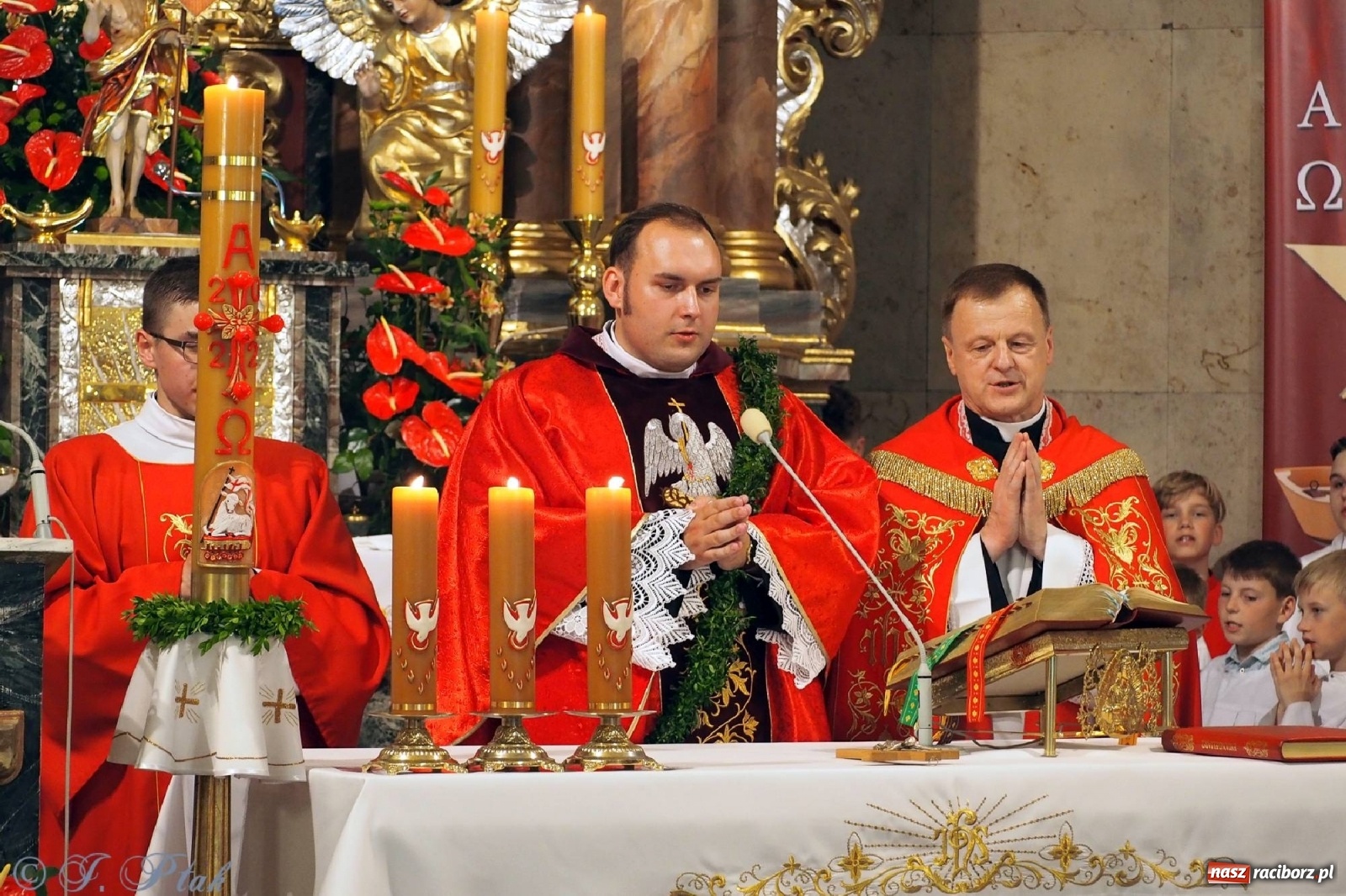 Zdjęcie w galerii na portalu naszraciborz.pl: Jednym Bóg daje koloratkę, innym awans do I ligi. Prymicje księdza Wojciecha Hejczyka z Matki Bożej wiadomości z regionu