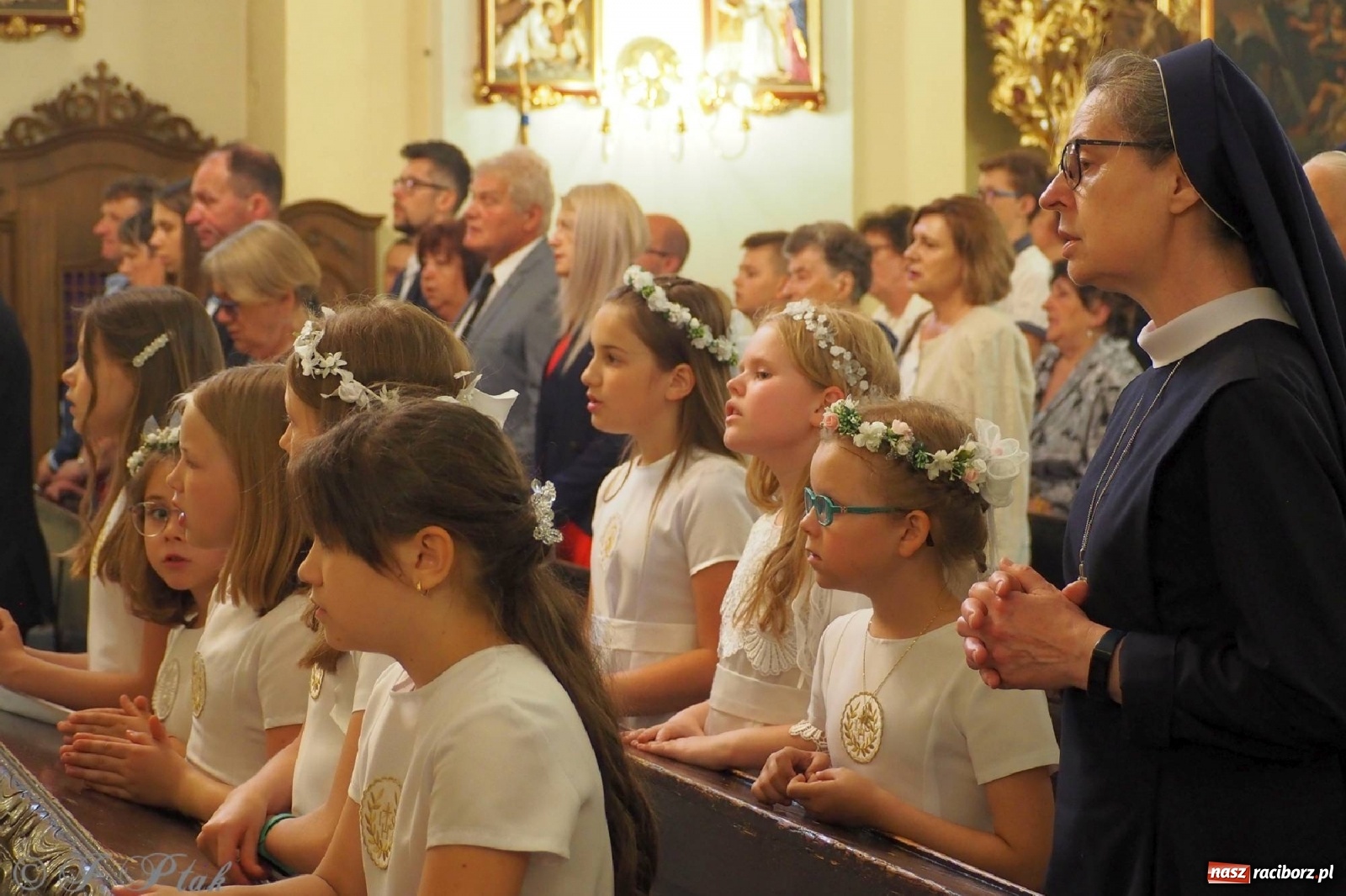 Zdjęcie w galerii na portalu naszraciborz.pl: Jednym Bóg daje koloratkę, innym awans do I ligi. Prymicje księdza Wojciecha Hejczyka z Matki Bożej wiadomości z regionu