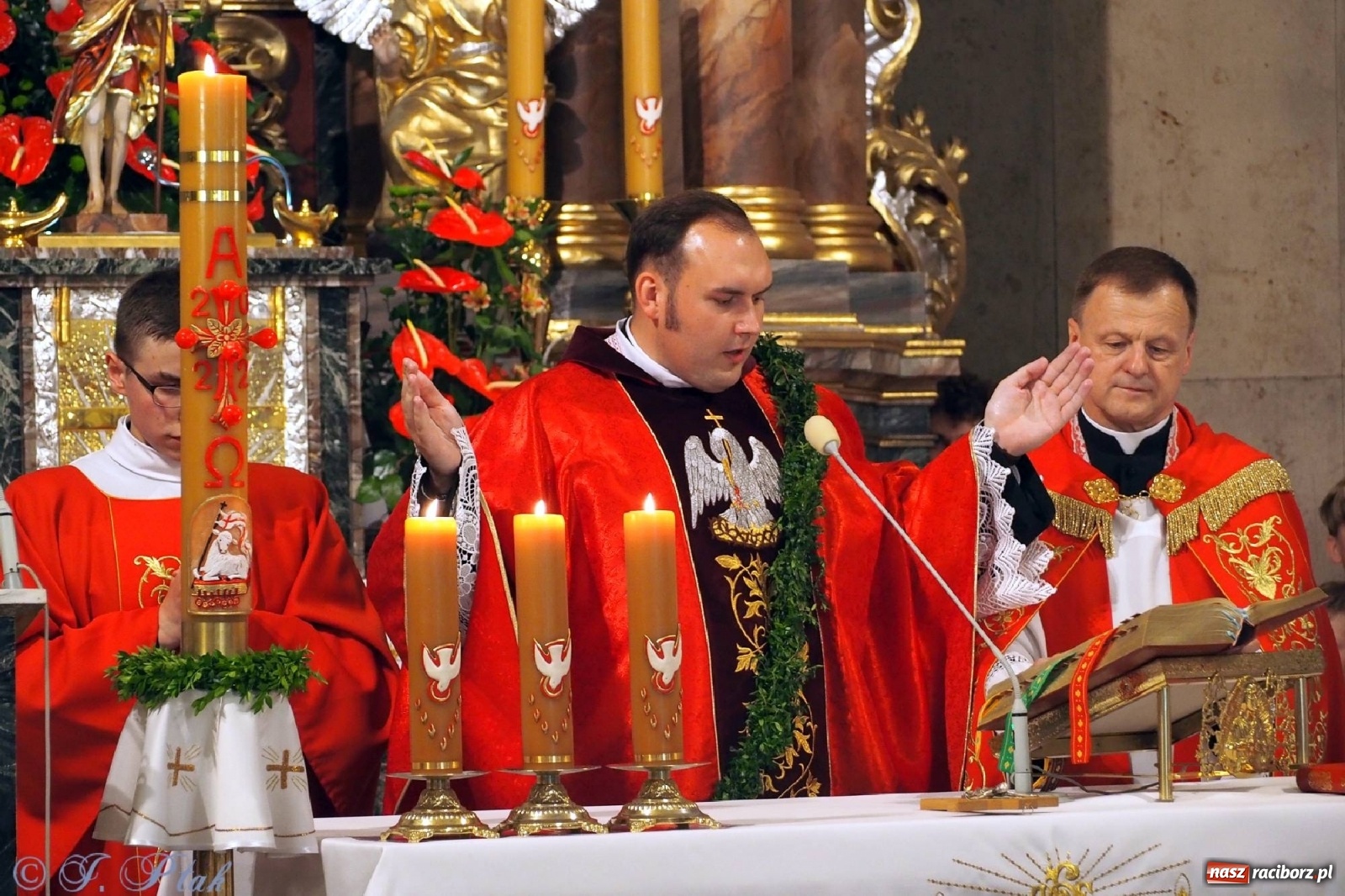 Zdjęcie w galerii na portalu naszraciborz.pl: Jednym Bóg daje koloratkę, innym awans do I ligi. Prymicje księdza Wojciecha Hejczyka z Matki Bożej wiadomości z regionu